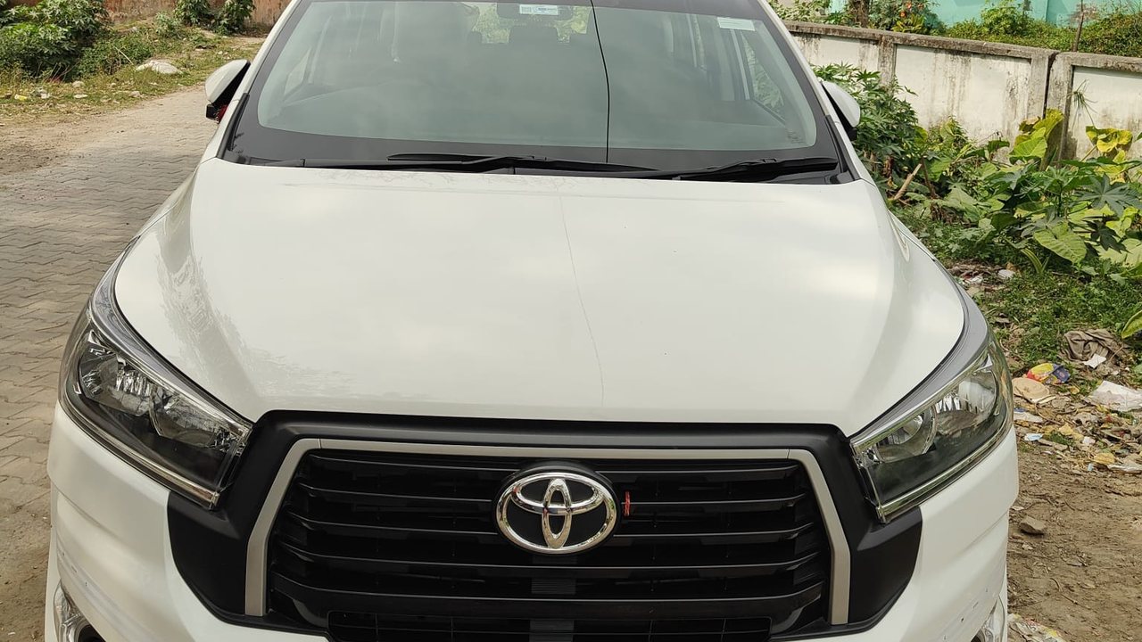 Toyota Innova Hycross